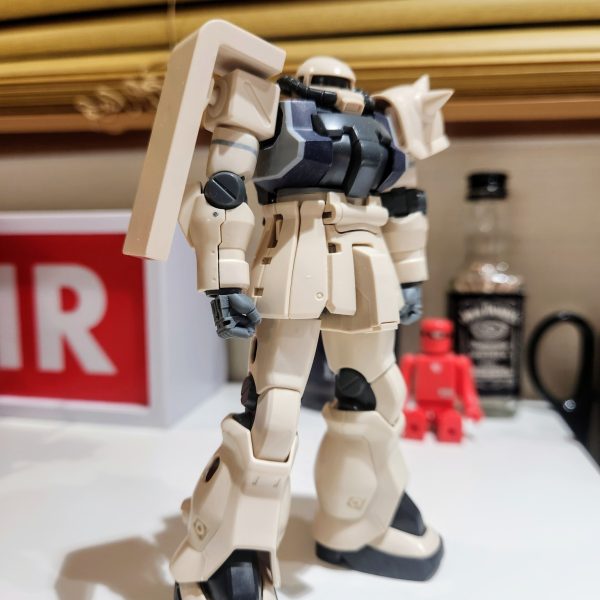 腰部を１ミリ延長からプラス0.５ミリして、後方から前方へ斜めに削り前屈気味に見えるようにしました。それにより腕が少し短く感じたので、上腕部を１ミリ延長しました。少しの事なのに凄く好みのバランス良くなりました。苦手なプラバン修行もしてみるもんだと感じました。完成はまだ見えません…（2枚目）