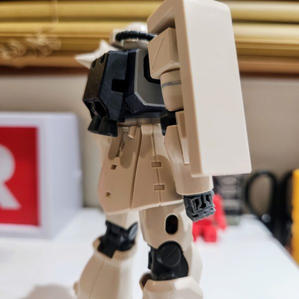腰部を１ミリ延長からプラス0.５ミリして、後方から前方へ斜めに削り前屈気味に見えるようにしました。それにより腕が少し短く感じたので、上腕部を１ミリ延長しました。少しの事なのに凄く好みのバランス良くなりました。苦手なプラバン修行もしてみるもんだと感じました。完成はまだ見えません…（3枚目）