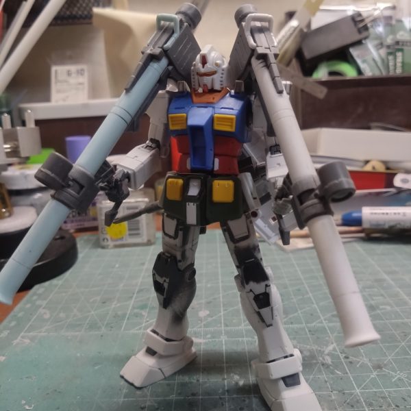 オリジンガンダム後期型　①いつまで経っても発売されないので…😢フルアーマーガンダムと並行して、余ったパーツ等を加工してました😳太腿を2.0m/m延長しました✨フロント・サイドのアーマーの裏をプラ版で塞いで、モールドを作る練習をしました😅まだまだ甘いですね😣オリジンジムのランドセルとトレードしました😆ジムには通常のランドセルを背負わせます😁いつか成仏させてあげるからね🙏（2枚目）