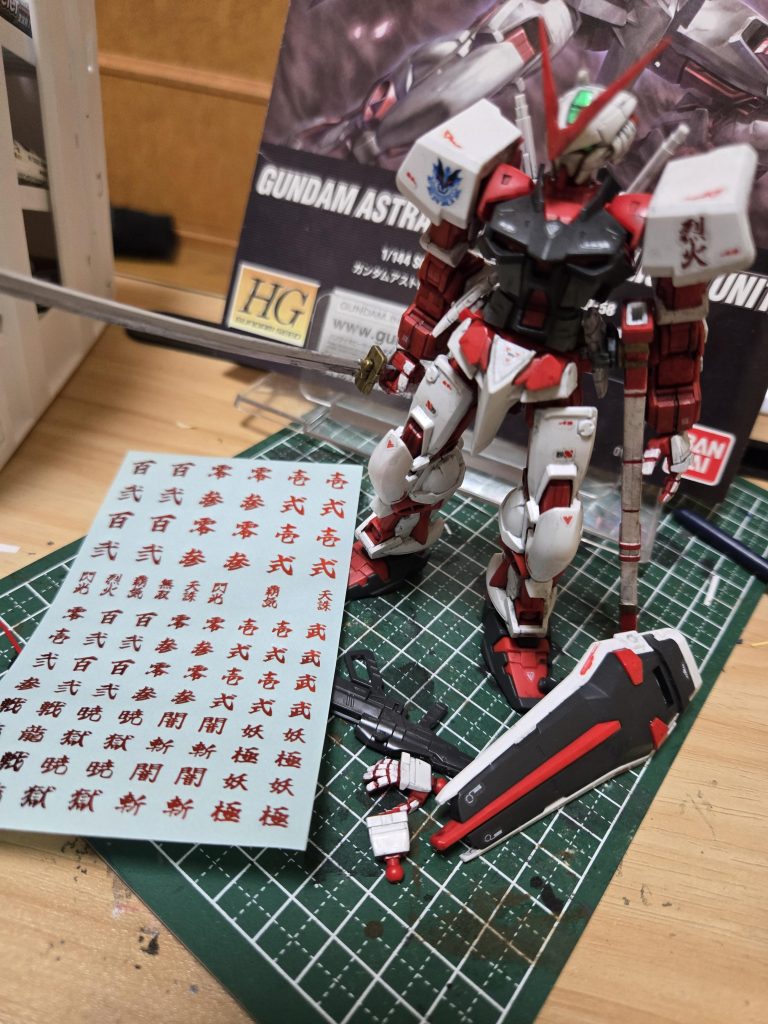 ちなみに左肩の『烈火』は最近買った新しい百均シールでした右肩マークは仕上げで剥がしたので貼り直してます(((^_^;)