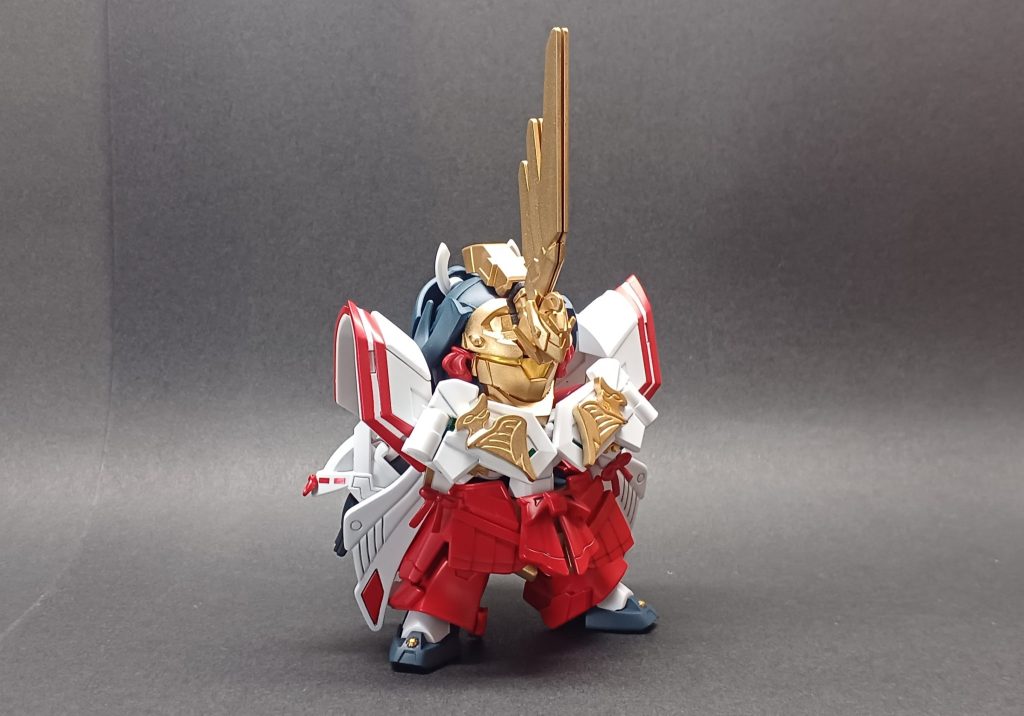 ユニコーンモードカラーリングを金一色にしないで、巫女の紅白にしました。BBフェネクス、騎士ユニコーン、SDWHの女キャラ等他BB戦士のジャンクパーツを切った貼ったしました。