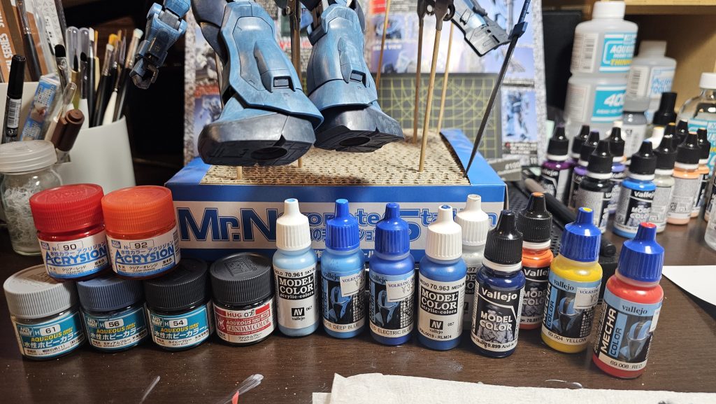 結果こんだけ塗料使いました💦(右奥の塗料は関係ありません)特にスカイブルーの部分は苦労しました。3色重ねてます。