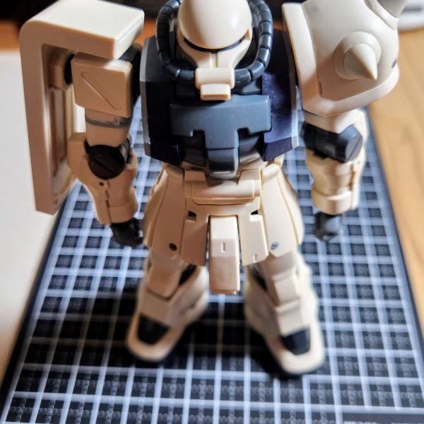 日中暑くて疲れて早寝してしまうので、逆に早起きして涼しく元気な内に模活してみました。腰下が少し寂しかったので、スカート部分に凹モールドを彫る事にチャレンジしました。シャープさを出せるまで、まだまだ修行が足りません。現状はここが限界かもと一区切りしました。早起き模活も結構良いもんですね♪（2枚目）