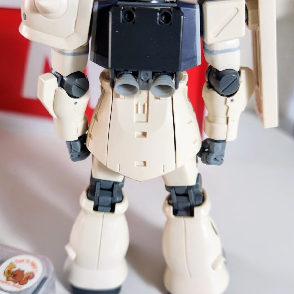 日中暑くて疲れて早寝してしまうので、逆に早起きして涼しく元気な内に模活してみました。腰下が少し寂しかったので、スカート部分に凹モールドを彫る事にチャレンジしました。シャープさを出せるまで、まだまだ修行が足りません。現状はここが限界かもと一区切りしました。早起き模活も結構良いもんですね♪（3枚目）