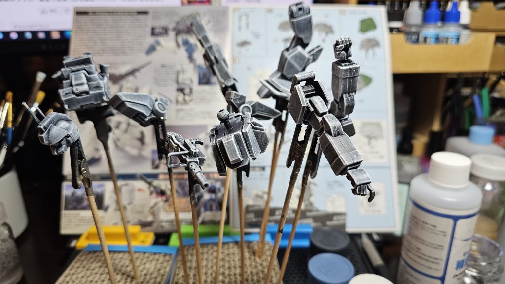 黒サフに白のドライブラシで、その上から色を置いていきます。