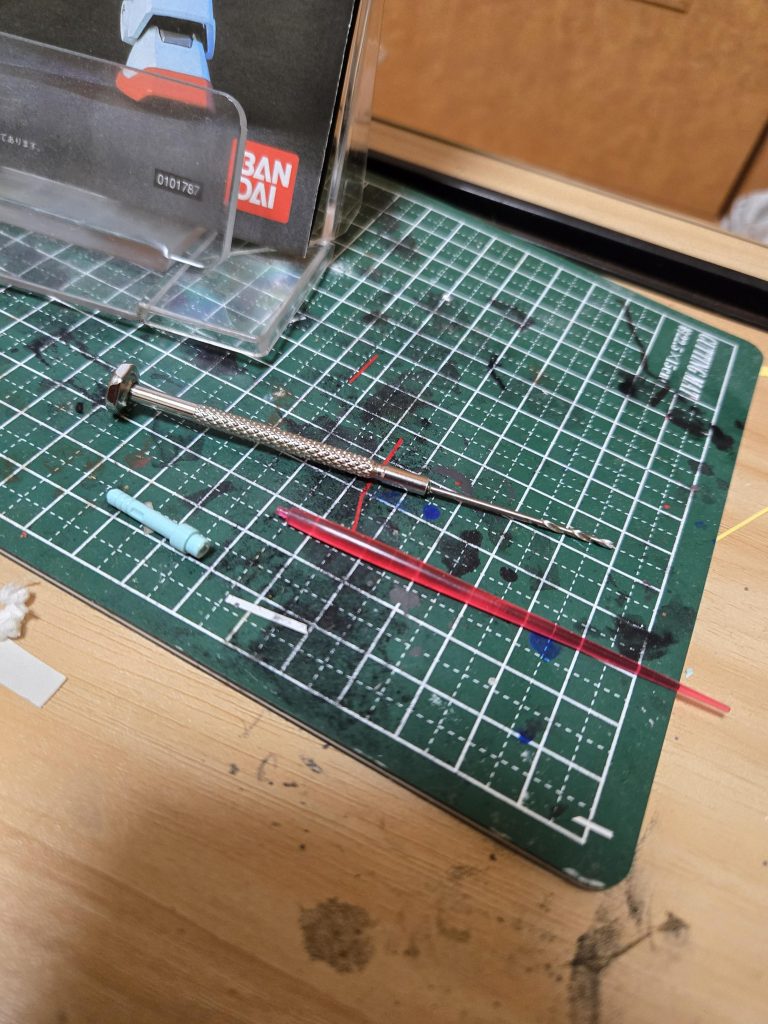 一体となってたビームサーベルは切り離して流用してきた刀身をプスリ