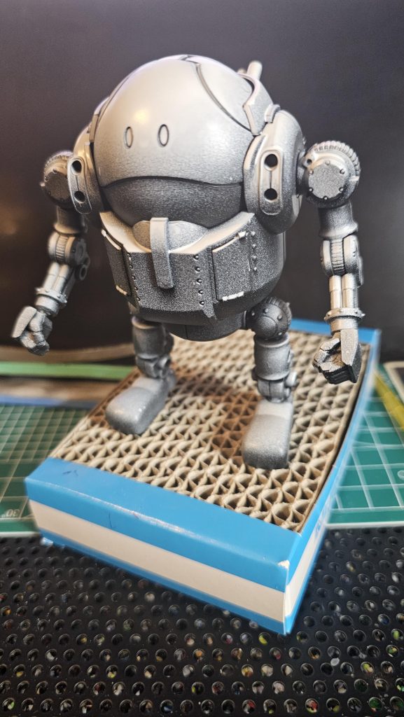 黒サフベースでハイライト当たる部分に白サフしたら何か面白い事になるかも!?って思いついて始めましたが、何も起こりませんでした。というか生かせませんでした(笑)