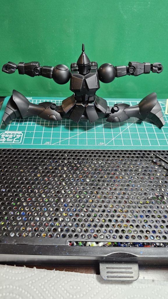 水性黒サフで始めました。可動域凄いですよね。びびりました。