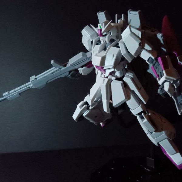 ガンダムベースに行って購入。今回はセンサーのみシールを貼り、墨入れをしました。今回は顔を少し改造しました。もとよりシャープになったと思います。(3枚目の写真はネットより引用)マーキングシールは貼ろうか貼らないかまだ悩んでいます…。（2枚目）