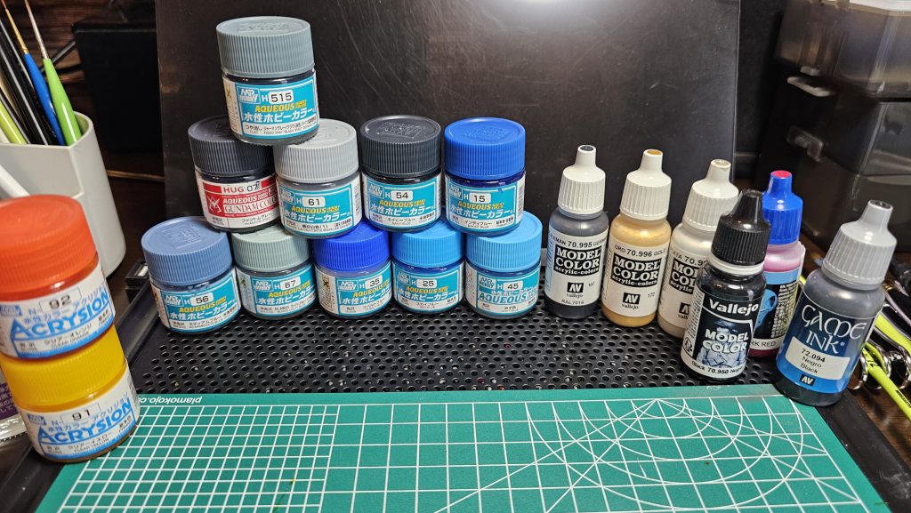 塗料はこんな感じで、ほとんど水性ホビーカラーで筆塗りです。モールドのゴールドは爪楊枝で入れてます。