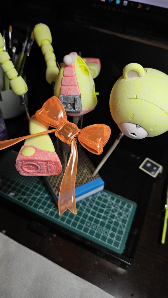 質感表現のために、まずは胡粉ジェッソをスタンピングしました。リボンはジェッソ無しです