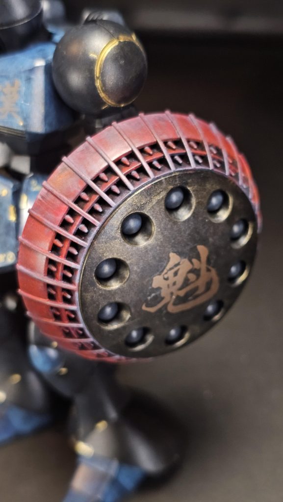 シールドの外周のみドライブラシをベースに仕上げました。