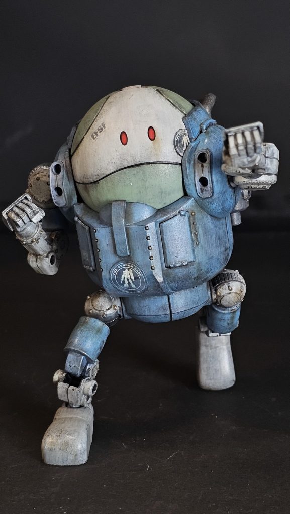 そいっっっ!!意外にも可動域がよく、ポージングがキレイに決まりますね。