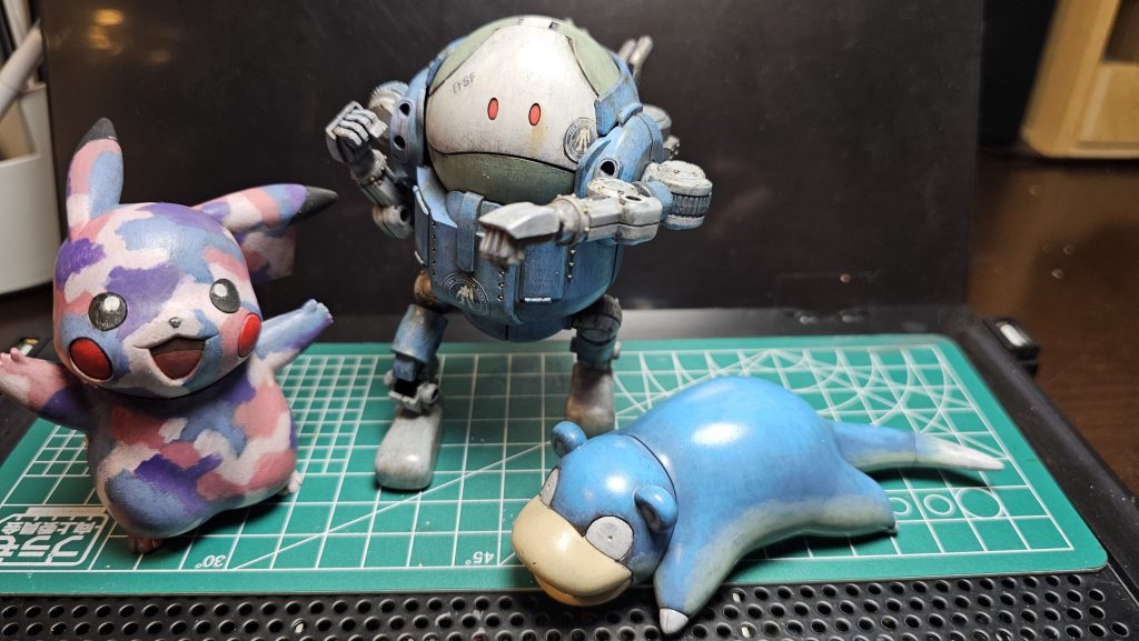 「犯人は塗れればなんでもよかった、と供述しており…」というわけで、なんでもいいから塗りたいという無差別塗装の被害者の3体です(笑)実はモビルハロもう1体いまして、そのうち塗ります。マシーネンやフィギュアとか他にも塗りたいので少し間が空くと思いますが、恐らく次はガンキャノンで帰って参ります。次回も宜しくお願いします。