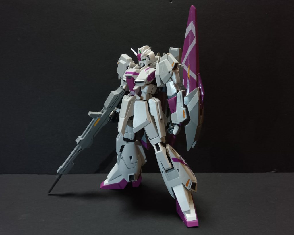 今回、顔が気に入らなかったので顎がシャープになるように改造。そしてランナータグで首を延長してみました。初の試みだったので成功するか不安でしたが、上手く言って良かったです。