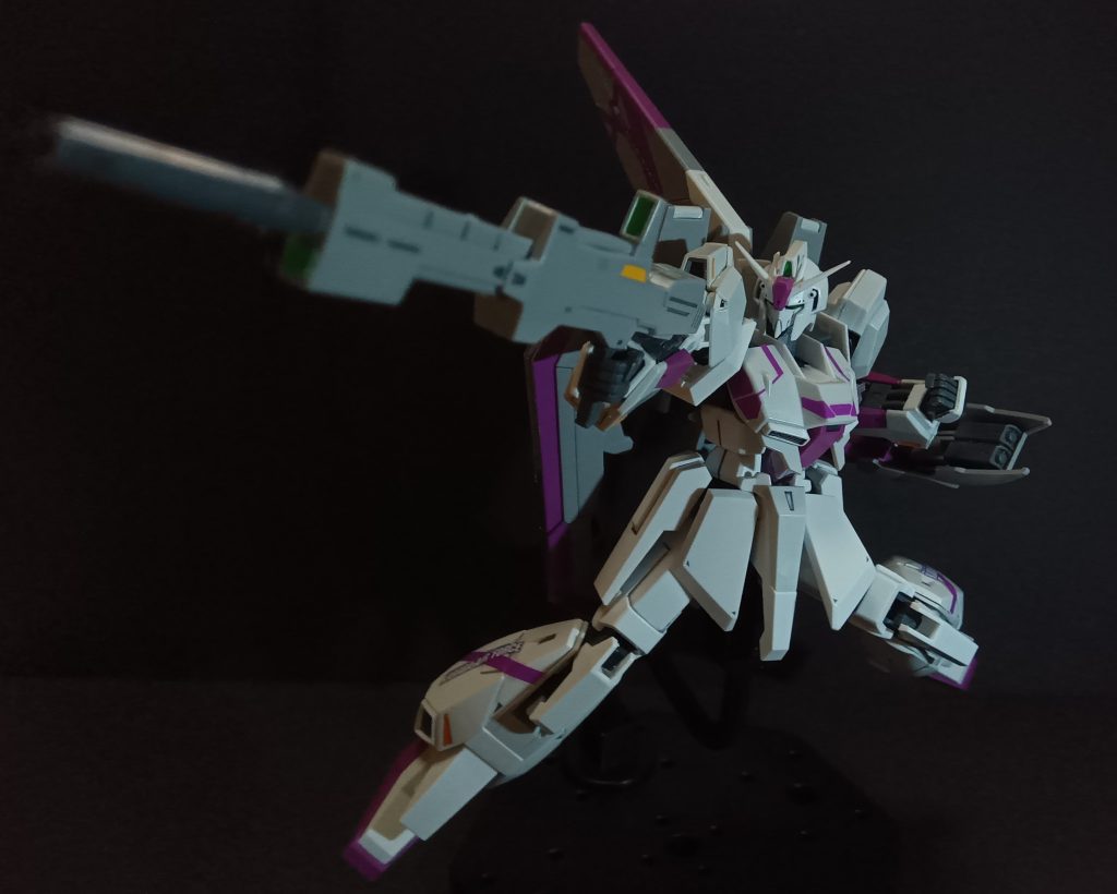 ビーム・ライフルゼータのライフルのデザインも好きなんですよね。ただノーマルのHGを作った時に砲身が折れたので動かす時めっちゃヒヤヒヤしました…。