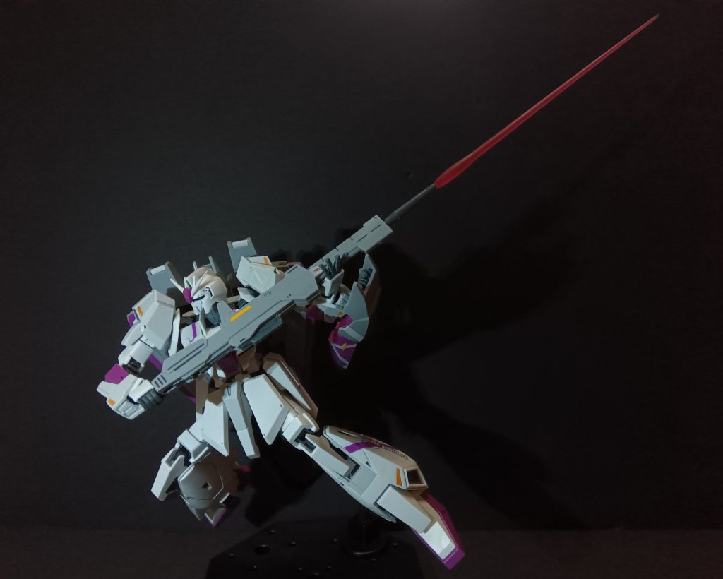 ビーム・ライフルの砲身からはサーベルの刃を出すことができるのですが、これを使ったポージング難しいです…。