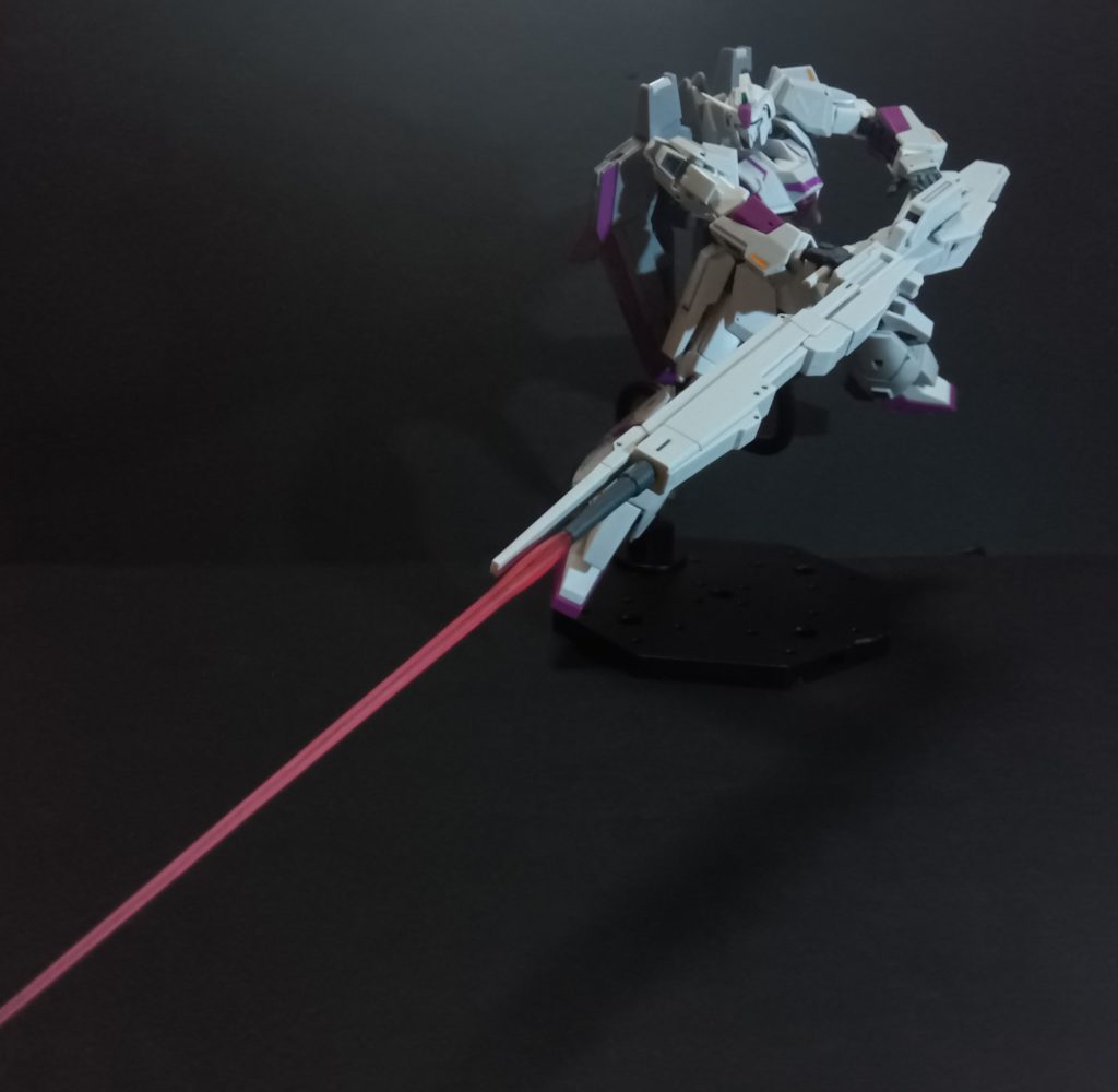 ハイパー・メガ・ランチャーからもサーベルの刃を出せます。長すぎで撮影ブースに入りきりませんでした…。