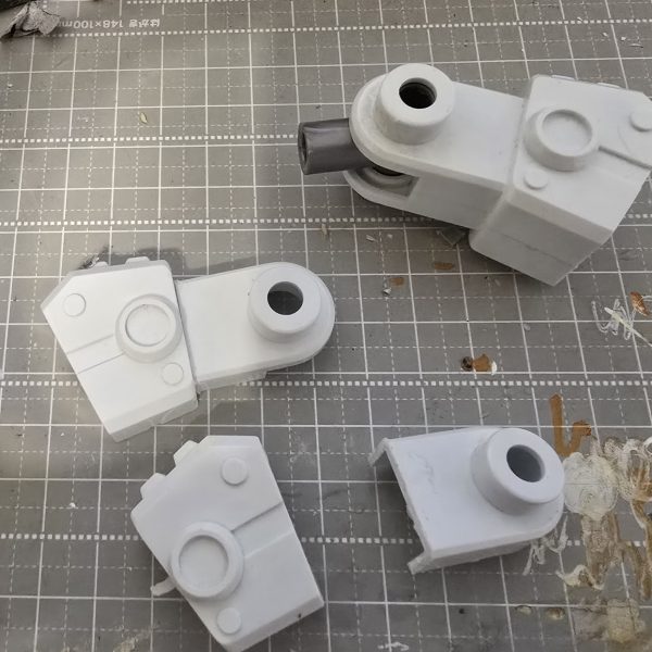 状態のいい真聖機兵ガンレックスが手に入ったので、現在改造中ですついでに中の人のバーサル騎士GP01もちーびー戦士ベースで制作中です多少形になってきたのでまとめて投稿（3枚目）