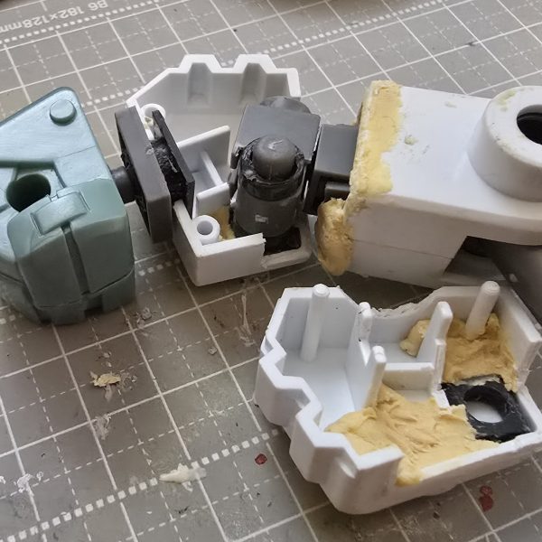 状態のいい真聖機兵ガンレックスが手に入ったので、現在改造中ですついでに中の人のバーサル騎士GP01もちーびー戦士ベースで制作中です多少形になってきたのでまとめて投稿（4枚目）