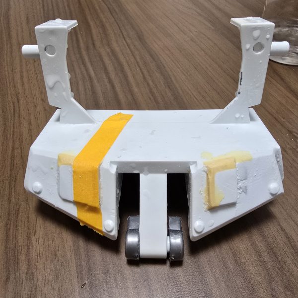 制作中の元祖SDの真聖機械ガンレックスの進捗です。かなり完成に近づいてきました。脚はパテで成形、サイドスカートはプラ板で作ってます、ライトソードはクリアーの下敷きを切り出した後にレジンでコーティングしてそれっぽくしてます。 （3枚目）