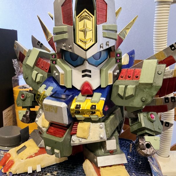 制作中の元祖SDの真聖機械ガンレックスの進捗です。かなり完成に近づいてきました。脚はパテで成形、サイドスカートはプラ板で作ってます、ライトソードはクリアーの下敷きを切り出した後にレジンでコーティングしてそれっぽくしてます。 （4枚目）