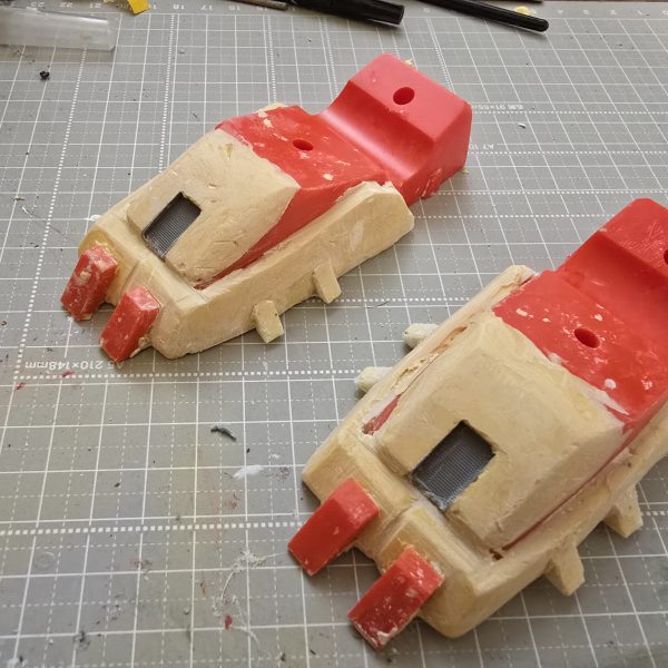 制作中の元祖SDの真聖機械ガンレックスの進捗です。かなり完成に近づいてきました。脚はパテで成形、サイドスカートはプラ板で作ってます、ライトソードはクリアーの下敷きを切り出した後にレジンでコーティングしてそれっぽくしてます。 （2枚目）