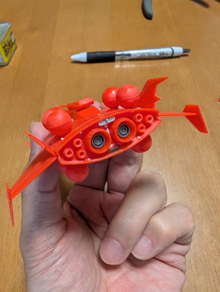 おしりも少しだけディテールアップを!羽根の角度は目分量で設定し固定。今は瞬間接着剤あるからよいですが、昔は一苦労だったんだろうなと。