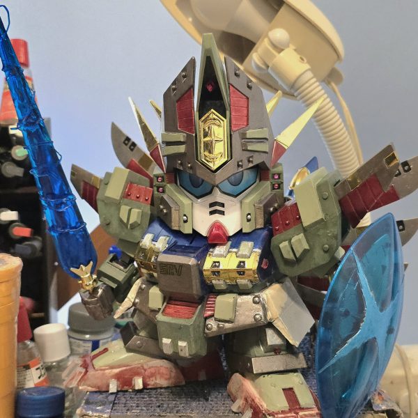 制作中の元祖SDの真聖機械ガンレックスの進捗です。かなり完成に近づいてきました。脚はパテで成形、サイドスカートはプラ板で作ってます、ライトソードはクリアーの下敷きを切り出した後にレジンでコーティングしてそれっぽくしてます。 （5枚目）