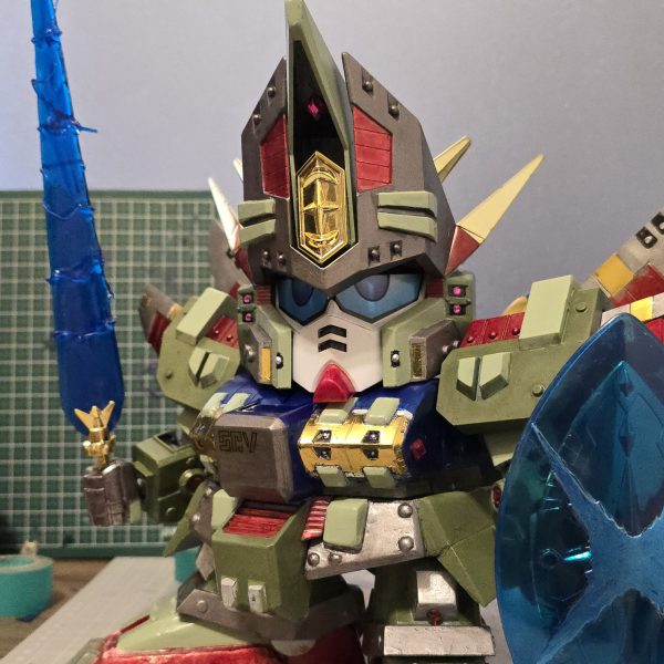 制作中の元祖SDの真聖機械ガンレックスの進捗です。かなり完成に近づいてきました。脚はパテで成形、サイドスカートはプラ板で作ってます、ライトソードはクリアーの下敷きを切り出した後にレジンでコーティングしてそれっぽくしてます。 （6枚目）