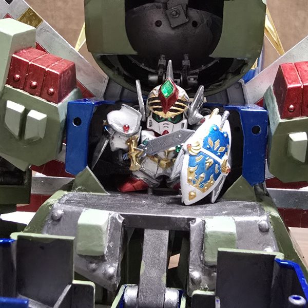 制作中の元祖SDの真聖機械ガンレックスの進捗です。かなり完成に近づいてきました。脚はパテで成形、サイドスカートはプラ板で作ってます、ライトソードはクリアーの下敷きを切り出した後にレジンでコーティングしてそれっぽくしてます。 （7枚目）