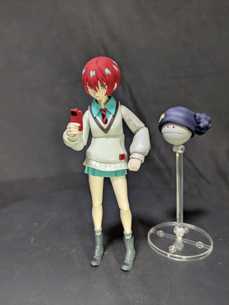 スマホをみるマチュ