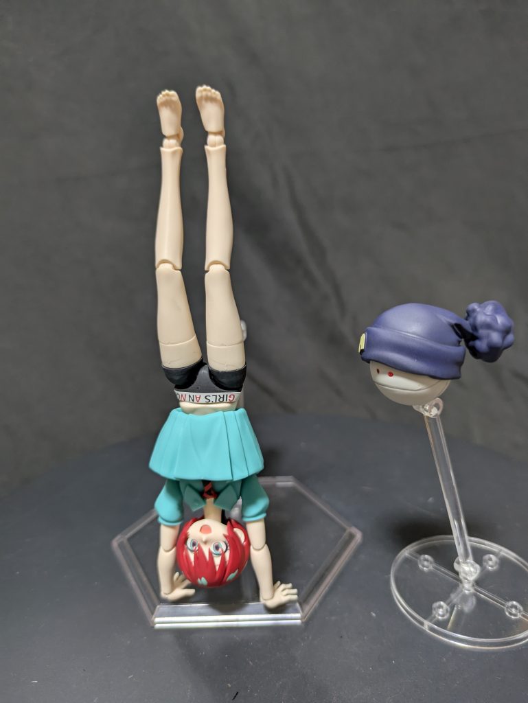 逆立ちするマチュ