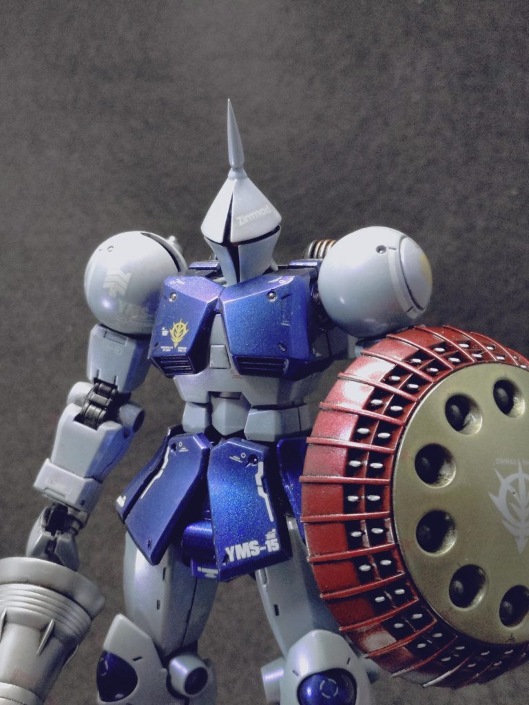 塗装は、Mr.クリスタルカラーを使ってみました。これ面白いですね胴体:黒サフの上に、クリスタルカラー サファイアブルー。エッジ部分に薄くアメジストパープルを乗せてます頭、手足:グレーサフに厚めにクリスタルカラーのアメジストパープル。少しクリスタルカラーのダイヤモンドシルバーを乗せてさらにアメジストパープル。(追記:グレーサフの上に、MSブルー1:MSホワイト4で混ぜた色吹いてからクリスタルカラーでした)メカ部:ガイアのスターブライトアイアン盾ゴールド:黒サフの上にスーパーシャインゴールド、その上にクリスタルカラーのトパーズゴールド盾赤:黒サフの上にメタリックレッド槍は黒下地にスーパーシャインシルバー、その上にクリスタルカラーのダイヤモンドシルバーです全体をMr.ウェザリングカラーのマルチブラックでウォッシング、厚めにフィニッシャーズのオートクリアーでコートしました。