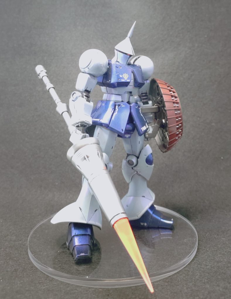 槍は大きめのバーニア類をくっつけて鍔の部分、真ん中の筒は円錐のパーツにポリパテを塗りたくって削り出してます。穂先は100均のレジンを円柱のゴム型で固め削り出しました。