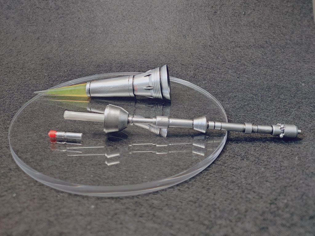 LEDはヒロミ産業のミライト赤です。電池も内蔵で直径3mmなので色々使えそう。ビームサーベルとかいい感じかも