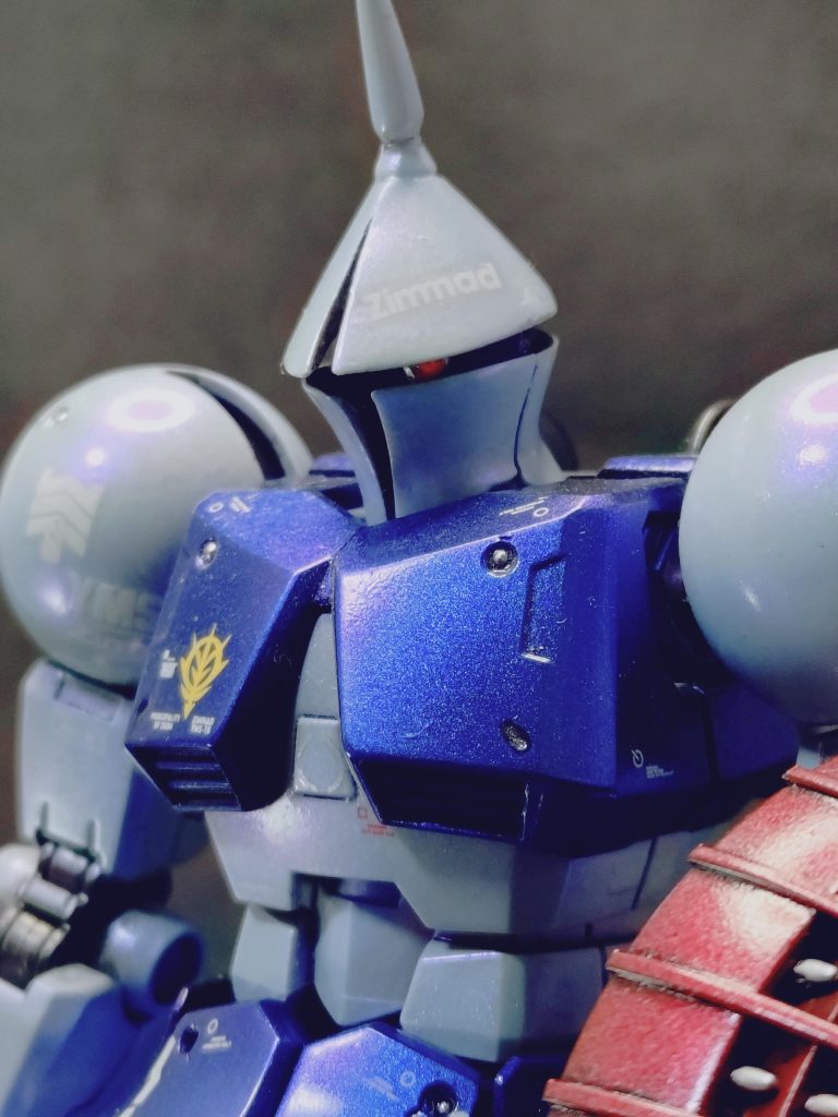 いじったのは頭部のみです。上半分を前後に長くして目つきを悪くしましたモノアイは、Ꮋアイズの裏にハイキューパーツの直径2mm✕厚さ1mmネオジム磁石を貼り、モノアイレールを削りフリーカットのマグネットセッターを貼ったので動きます