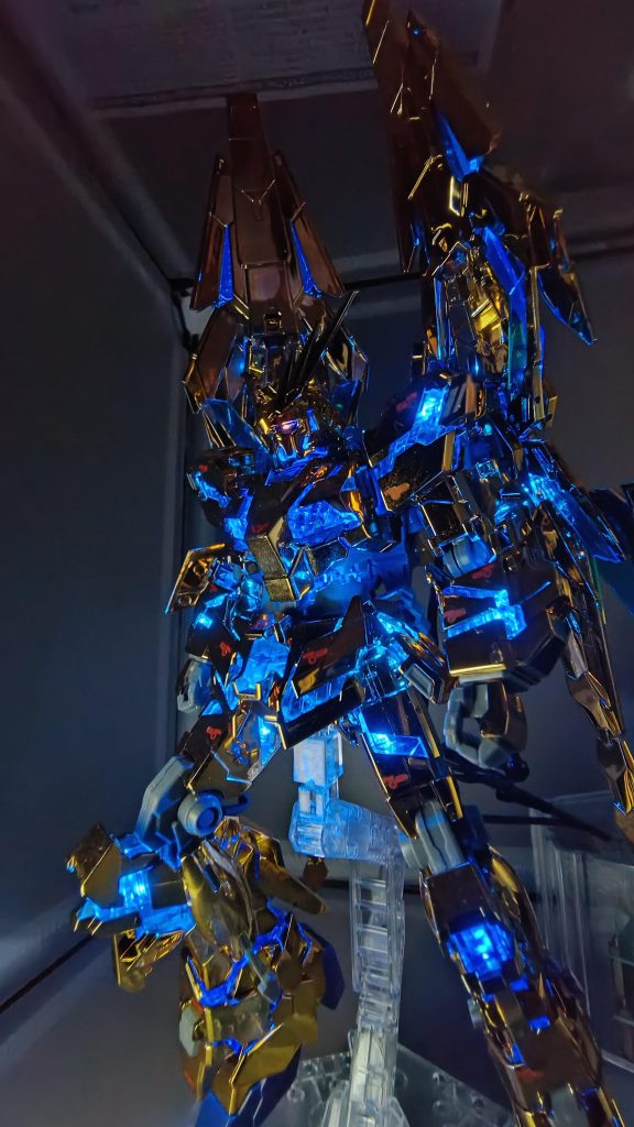 暗がりにサブライトでライトアップすると宇宙感がでますね！