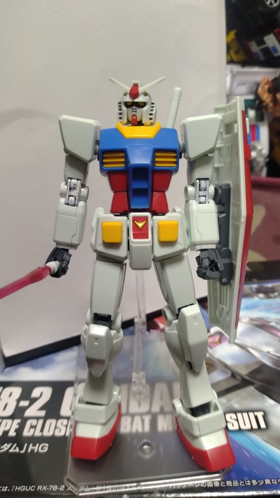 関節の一部をガンダムマーカーニューホワイトで塗装。頭部バルカンはガンダムマーカーイエロー、一部はスミ入れ黒で塗装しています。