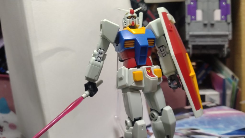 製作中、右膝の軸受けがもげてしまったので、アクションがつけにくくなってしまいました…
