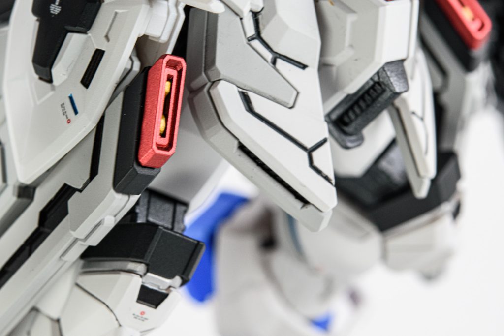 そして砲身部分はエアブラシ塗装のままだとグレーで寂しかったので、こちらは水性塗料の金で筆塗りしています。特に黒の部分が入ったことでより引き締まった印象になったかなと思います！ 