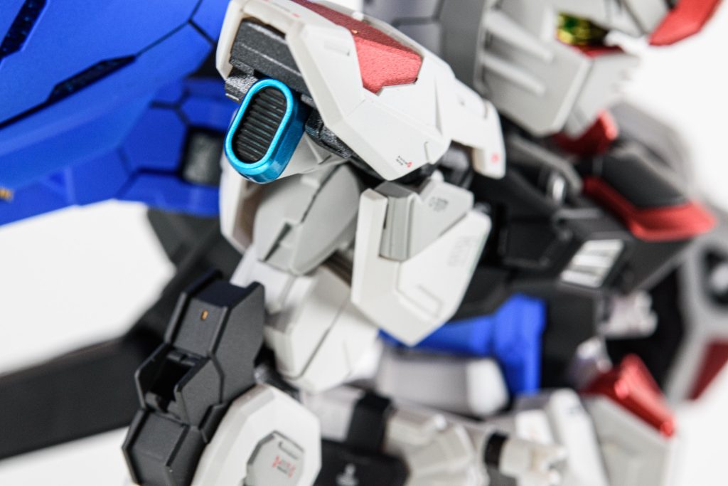 肩のスラスターみたいなところは濃い青色でしたが、水色のキャンディ塗装に変更しています。そしてスラスター内部はエナメルのフラットブラックで塗りつぶしています。結構お気に入りの部分です笑
