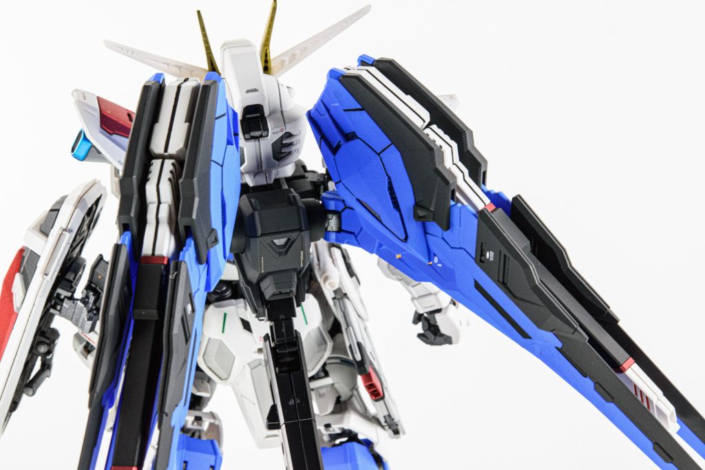 続いては翼部分です！翼も一部段落ちになっているところがあったので、フラットブラックで筆塗り。スミ入れは別の色でやってしまうと変かなと思い、すべてフラットブラックでスミ入れしています。そしてアクセントとして金色も部分塗装で少し入れています。なかなか良い味を出してくれて、塗って良かったです☺️翼のレールガン（？）部分も白色一色で寂しかったので段落ちモールド部分をフラットブラックで筆塗り。細かい部分は以上になります。以下ポージングもたくさんとってみたのでご覧下さい🙇‍♂️