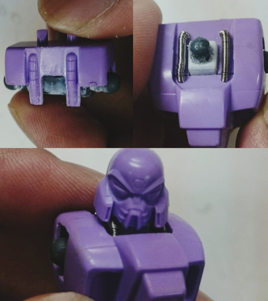 首首はプラ板のブロックにvフレームの首ジョイントを仕込み接着しました。動力パイプをスプリングに置換。