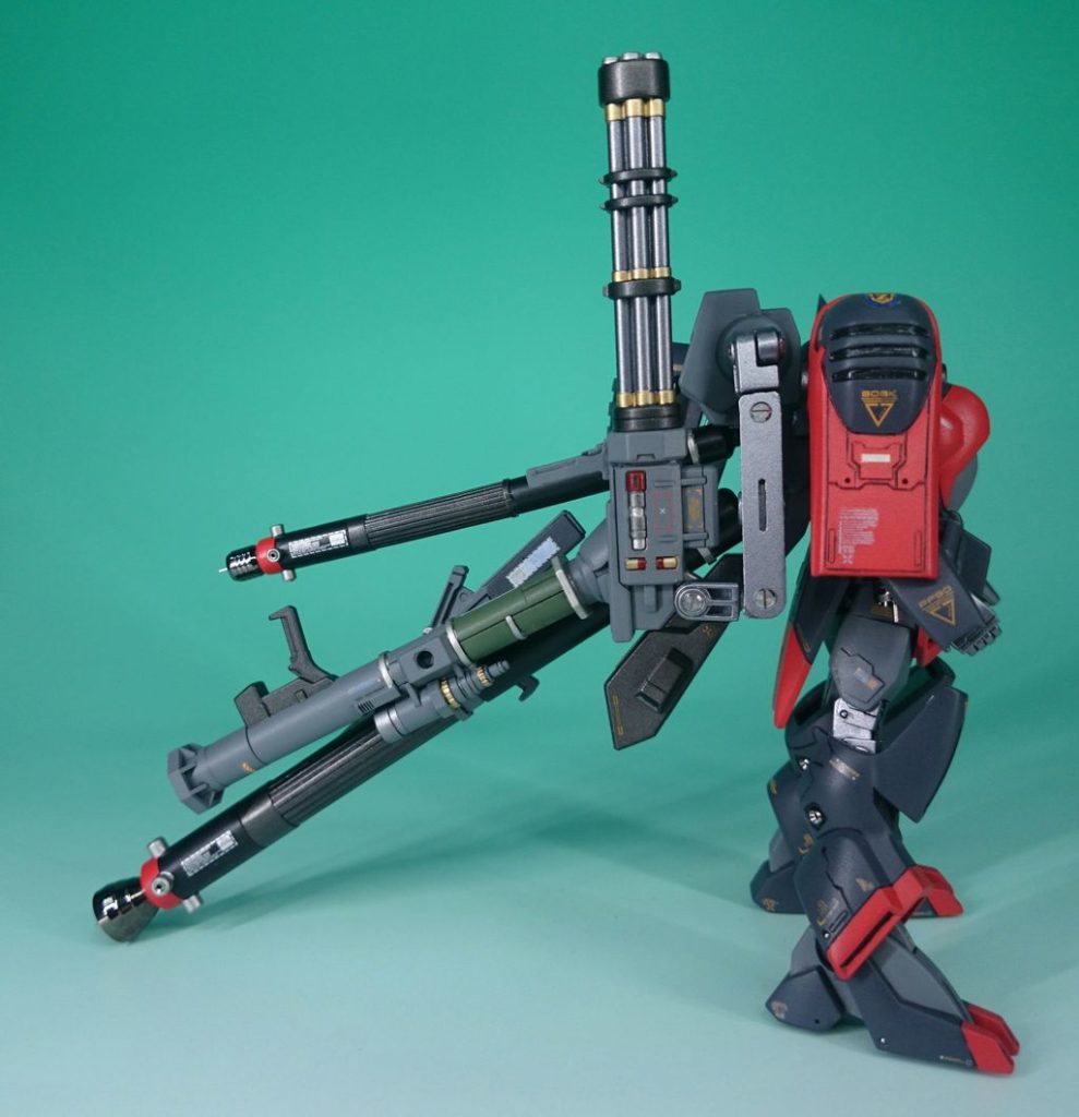 武器を複数持たせる上で、「サンダーボルトの世界観でVガンの時代を迎えたら」をテーマに、長物タンクに武器を懸架する方式にしました。