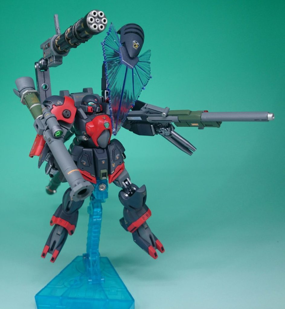 ゾリディアは元々 ゾロアットの地上用改修機ですが、それを最終決戦に備えて再び宇宙用に改修したというオリジナル設定です。量産機なので、色々な武器を持たせても違和感無いのが良かったです。元々付属してた物は左から出ているビームストリングくらいです。