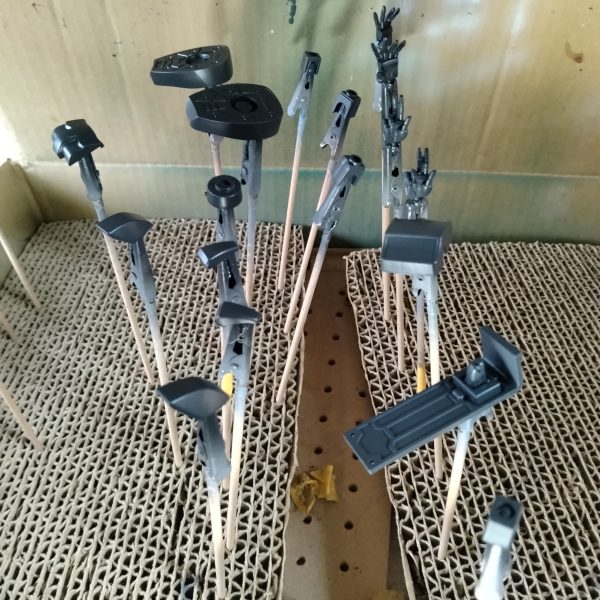 次は濃ゆい方のグリーンと手足と他のパーツを塗装しました！😄残りは武器、フレーム、戦車です！まだちょっとかかっちゃいますね！😄戦車の塗料の調色もまだやってないので！😄今回は本体も戦車も武器もウェザリングする予定で塗装するので！取り敢えず自分の考えたイメージで突き進みます😄😄と、言いつつもここで一旦ストップして休憩します！続きは夜からやろうと思いますが、次に始めたらエアブラシ塗装は全て終わらせます！😀（2枚目）