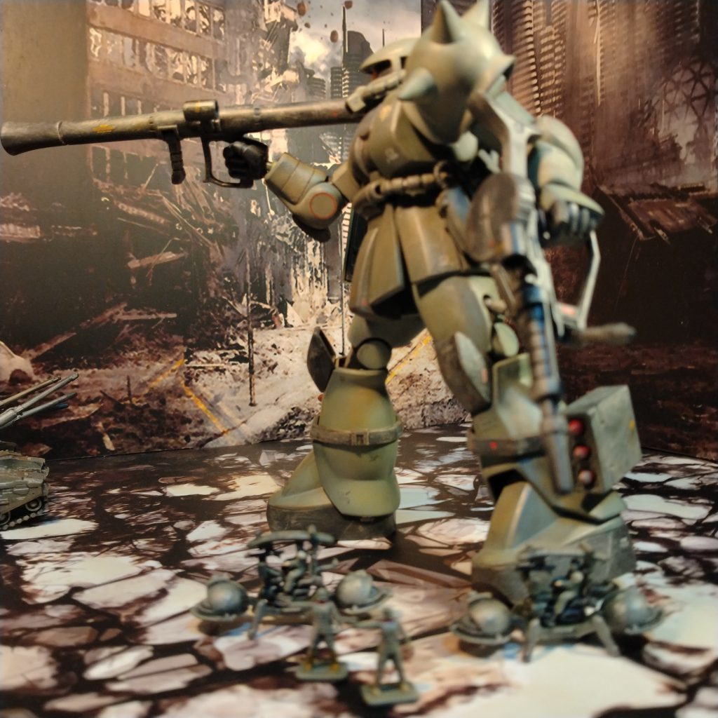 ザクのウェザリングは当初はチッピングしようと思ってましたが、考えてみたら砂漠戦だよなぁって思い直してチッピングはやめました!😀