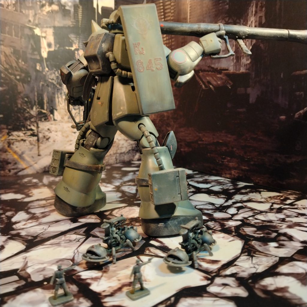 今回はスジ彫りなどは一切入れずに!キットそのものをキチンと作る!が私的なテーマでした!😄やれる事は!塗装とウェザリングのみ!ちょっとハラハラしながらの制作でした!😄あっでもモノアイだけエイチアイズを埋め込みました!😀