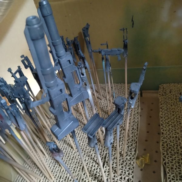 次はフレームと武器の塗装を終わらせました！これらも後からウェザリングつもりでの塗装です！😄次はガンダムの色物パーツの塗装して行きます！😀（2枚目）